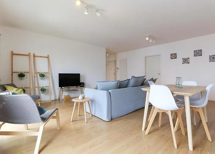 Modern & Bright Avenidas Novas By Homing